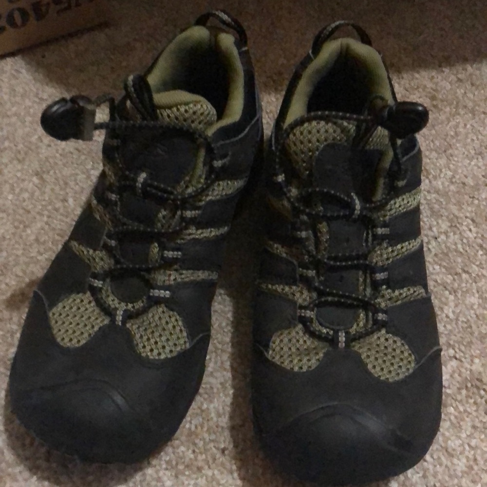 TODAY ONLY SALE ❤️ Boys Keen sneakers